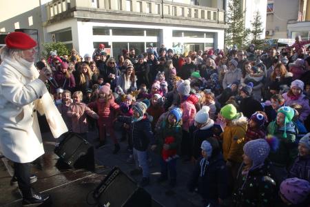 TRIJE DOBRI MOŽJE, ROMANA KRAJNČAN IN JELENI PRIREDITEV PRED KULTURNIM DOMOM 26 FOTO LJUBO VUKELIČ